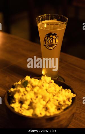 Half Pint of Toit Tint-in-Wit Beer zusammen mit Popcorn im Toit Brewpub, Indiranagar, Bangalore, Karnataka, Indien Stockfoto