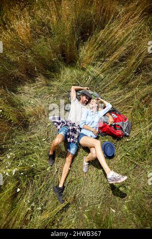 Liebend umarmend Paar auf Gras liegen und Spaß in der Natur zusammen Stockfoto