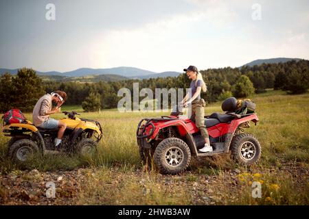 Frends Reiten auf roten Quad-Bike.Quad-Bikes auf den Bergen Stockfoto