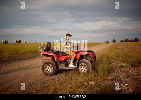 Junges Mädchen fahren Off-Road und genießen auf extremen Reiten Stockfoto