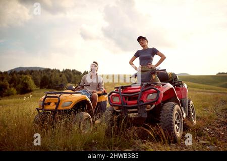 Mann und Frau lieben das Fahren im Gelände und genießen auf extremen Reiten Stockfoto