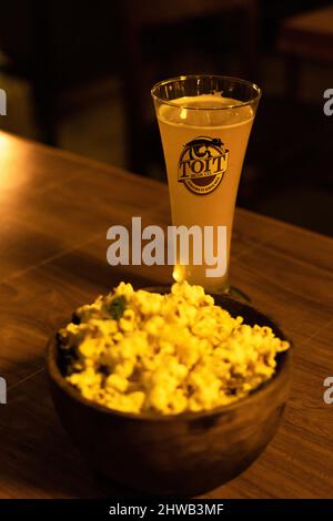 Half Pint of Toit Tint-in-Wit Beer zusammen mit Popcorn im Toit Brewpub, Indiranagar, Bangalore, Karnataka, Indien Stockfoto