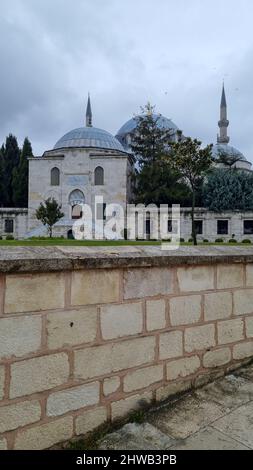 Beyazit Moschee in Istanbul. Innenhof der Moschee. Architektur einer osmanischen Moschee. Stockfoto