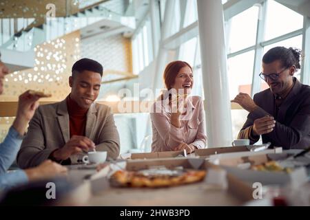 Das junge Business-Team hat sich während einer Mittagspause in fröhlicher Atmosphäre im Firmengebäude gut gelaunt. Unternehmen, Mitarbeiter, Unternehmen Stockfoto
