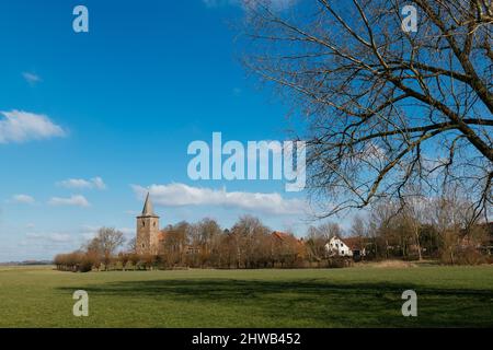 Blick auf Windheim mit evangelischer Kirche bei Petersagen in Ostwestfalen. Stockfoto