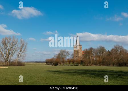 Blick auf Windheim mit evangelischer Kirche bei Petersagen in Ostwestfalen. Stockfoto