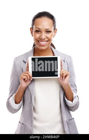 Gadget Queen ist da. Eine kleine Aufnahme einer wunderschönen jungen Frau, die in einem Studio mit einem digitalen Tablet steht. Stockfoto