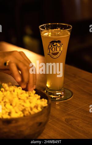 Half Pint of Toit Tint-in-Wit Beer zusammen mit Popcorn im Toit Brewpub, Indiranagar, Bangalore, Karnataka, Indien Stockfoto