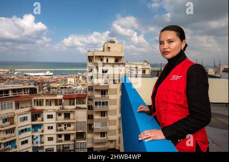 Libanon, Beirut. 04. März 2022. Das brasilianische Model und die Schauspielerin Adriana Lima blickt auf die von der Hafenexplosion in Beirut im Jahr 2020 beschädigte Gegend von Beirut, während einer Tour der Al Achrafieh-Schule, die von der UNESCO in Zusammenarbeit mit der ‘Education Above All Foundation’ in Katar am 4. März 2022 in Beirut, Libanon, renoviert wurde. Foto von Balkis Press/ABACAPRESS.COM Quelle: Abaca Press/Alamy Live News Quelle: Abaca Press/Alamy Live News Stockfoto