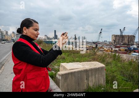 Libanon, Beirut. 04. März 2022. Die brasilianische Model und Schauspielerin Adriana Lima nimmt am Standort der Hafenexplosion in Beirut Bilder mit ihrem Smartphone auf, da sich das Topmodel in Zusammenarbeit mit der ‘Education Above All Foundation’ in Beirut, Libanon, am 4. März 2022 auf einer Interessenvertretung befindet. Foto von Balkis Press/ABACAPRESS.COM Quelle: Abaca Press/Alamy Live News Quelle: Abaca Press/Alamy Live News Stockfoto