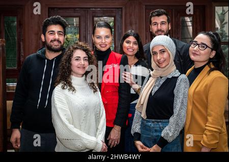 Libanon, Beirut. 04. März 2022. Die brasilianische Model und Schauspielerin Adriana Lima (3. aus L) posiert am 4. März 2022 mit syrischen und libanesischen Begünstigten eines Förderprogramms der ‘Education Above All Foundation’ in Beirut, Libanon. Foto von Balkis Press/ABACAPRESS.COM Quelle: Abaca Press/Alamy Live News Quelle: Abaca Press/Alamy Live News Stockfoto