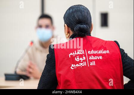 Libanon, Beirut. 04. März 2022. Die brasilianische Model und Schauspielerin Adriana Lima (von hinten) hört einer Studentin an der American University of Beirut zu, die sich am 4. März 2022 in Zusammenarbeit mit der ‘Education Above All Foundation’ in Beirut, Libanon, auf einer Interessenvertretung befindet. Foto von Balkis Press/ABACAPRESS.COM Quelle: Abaca Press/Alamy Live News Quelle: Abaca Press/Alamy Live News Stockfoto