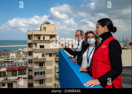 Libanon, Beirut. 04. März 2022. Das brasilianische Model und die Schauspielerin Adriana Lima (rechts) hört Maysoun Chehab von der UNESCO, während sie sich das von der Hafenexplosion in Beirut im Jahr 2020 beschädigte Gebiet von Beirut anschaut, während einer Tour durch die Al Achrafieh-Schule, die von der UNESCO in Zusammenarbeit mit der ‘Education Above All Foundation’ in Katar am 4. März in Beirut, Libanon, renoviert wurde, 2022. Foto von Balkis Press/ABACAPRESS.COM Quelle: Abaca Press/Alamy Live News Quelle: Abaca Press/Alamy Live News Stockfoto