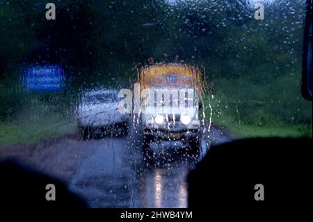 Mumbai; Maharashtra; Indien- Asien; 15. August; 2011 - unscharfes Bild Fahrzeug auf der Straße während der Regenzeit. Stockfoto