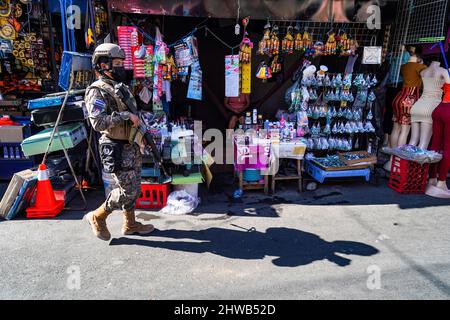 San Salvador, El Salvador. 04. März 2022. Eine Soldatinnen patrouilliert während einer Militärpatrouille im Zentrum von San Salvador. Seit 2000 dürfen Frauen die Reihen der salvadorianischen Streitkräfte integrieren, am 8.. März wird der Internationale Frauentag gefeiert, wobei die Öffnung traditioneller, von Männern geführte Räume für Frauen eine von vielen Forderungen ist. (Foto von Camilo Freedman/SOPA Images/Sipa USA) Quelle: SIPA USA/Alamy Live News Stockfoto