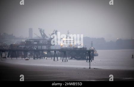 Der deutsche Flackentanker Seacod lag am 3.. März 2022 am Tranmere Oil Terminal in Wirral und glaubte, eine Ladung Öl zu transportieren, die vom Hafen von Primorsk, Russland, transportiert wurde. Stockfoto