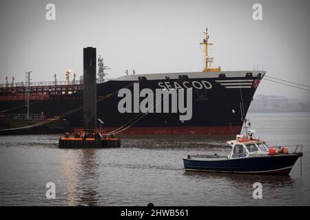 Der deutsche Flackentanker Seacod lag am 3.. März 2022 am Tranmere Oil Terminal in Wirral und glaubte, eine Ladung Öl zu transportieren, die vom Hafen von Primorsk, Russland, transportiert wurde. Stockfoto