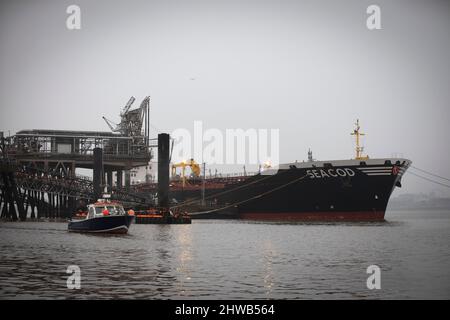 Der deutsche Flackentanker Seacod lag am 3.. März 2022 am Tranmere Oil Terminal in Wirral und glaubte, eine Ladung Öl zu transportieren, die vom Hafen von Primorsk, Russland, transportiert wurde. Stockfoto