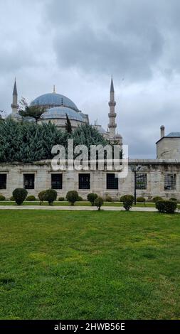 Beyazit Moschee in Istanbul. Innenhof der Moschee. Architektur einer osmanischen Moschee. Stockfoto
