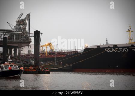 Der deutsche Flackentanker Seacod lag am 3.. März 2022 am Tranmere Oil Terminal in Wirral und glaubte, eine Ladung Öl zu transportieren, die vom Hafen von Primorsk, Russland, transportiert wurde. Stockfoto