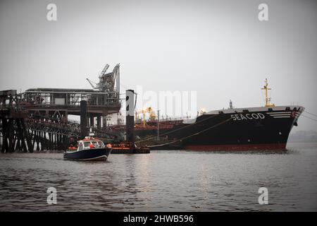 Der deutsche Flackentanker Seacod lag am 3.. März 2022 am Tranmere Oil Terminal in Wirral und glaubte, eine Ladung Öl zu transportieren, die vom Hafen von Primorsk, Russland, transportiert wurde. Stockfoto