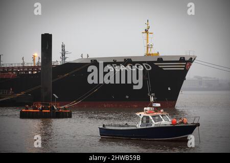 Der deutsche Flackentanker Seacod lag am 3.. März 2022 am Tranmere Oil Terminal in Wirral und glaubte, eine Ladung Öl zu transportieren, die vom Hafen von Primorsk, Russland, transportiert wurde. Stockfoto