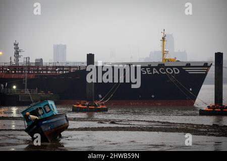 Der deutsche Flackentanker Seacod lag am 3.. März 2022 am Tranmere Oil Terminal in Wirral und glaubte, eine Ladung Öl zu transportieren, die vom Hafen von Primorsk, Russland, transportiert wurde. Stockfoto