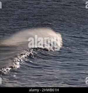 Wellen brechen in Flamborough Head, East Riding of Yorkshire. Stockfoto