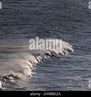 Wellen brechen in Flamborough Head, East Riding of Yorkshire. Stockfoto