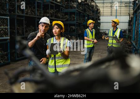 Inspektor Vorarbeiter mit Gesichtsmaske oder Ingenieur-Manager suchen und überprüfen die Arbeit in der Fabrik Stockfoto