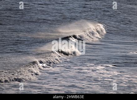 Wellen brechen in Flamborough Head, East Riding of Yorkshire. Stockfoto