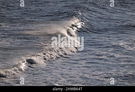 Wellen brechen in Flamborough Head, East Riding of Yorkshire. Stockfoto