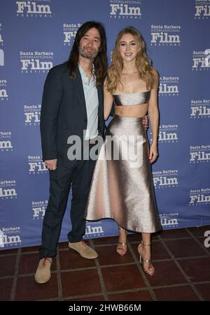 Santa Barbara, USA. 04. März 2022. Hermine Corfield, Richie Adams, nimmt an der Verleihung des American Riviera Awards zu Ehren von Kristen Stewart während des Santa Barbara International Film Festival 2022 im Arlington Theatre am 4. März 2022 in Santa Barbara, Kalifornien, Teil. Foto: Crash/imageSPACE/Sipa USA Kredit: SIPA USA/Alamy Live News Stockfoto