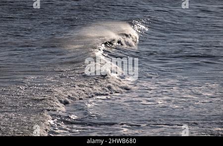 Wellen brechen in Flamborough Head, East Riding of Yorkshire. Stockfoto