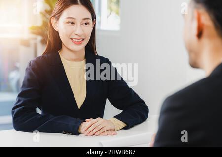 Interviewt eine Asiatin, will eine Arbeit und wählt ein neues Jobkonzept aus Stockfoto