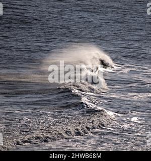 Wellen brechen in Flamborough Head, East Riding of Yorkshire. Stockfoto