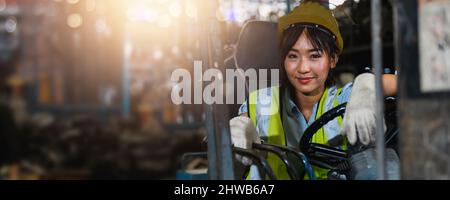 Asiatische Frau hart arbeiten und Hyperhidrose Gesicht voller Schweiß während der Fahrt Lift Auto in der Fabrik Stockfoto