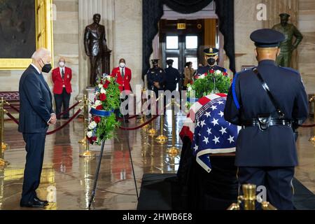 Washington, DC, USA. 12. Januar 2022. Präsident Joe Biden zollt seinem Respekt, da der ehemalige US-Senator Harry Reid am Mittwoch, den 12. Januar 2022, im US-Kapitol in Washington, DC, liegt.Quelle: White House/ZUMA Press Wire Service/ZUMAPRESS.com/Alamy Live News Stockfoto