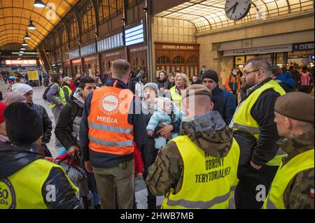 BRESLAU, POLEN - 4. MÄRZ 2022: Hilfe für Kriegsflüchtlinge aus der Ukraine am Bahnhof in Wrocław organisiert. Im Bild polnische Freiwillige und Flüchtling Stockfoto