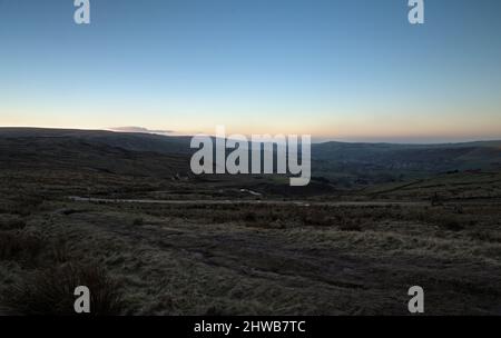 Morgenlicht auf Saddleworth von unten Brunclough Reservoir, Standedge, Diggle, Oldham. Stockfoto