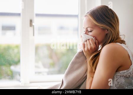 Es ist der Tag der Wäsche. Kurzer Schuss einer jungen Frau, die zu Hause Wäsche waschen soll. Stockfoto