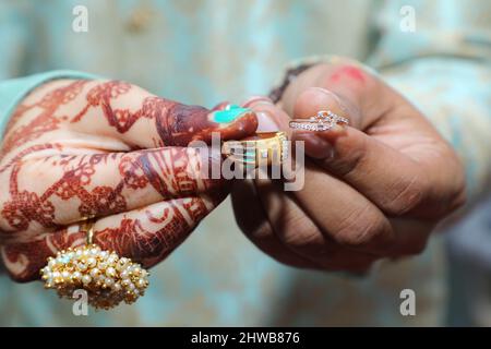 Eine indische Braut und Bräutigam zeigt Verlobungsringe während eines hinduistischen Hochzeitsrituals in indien. Stockfoto