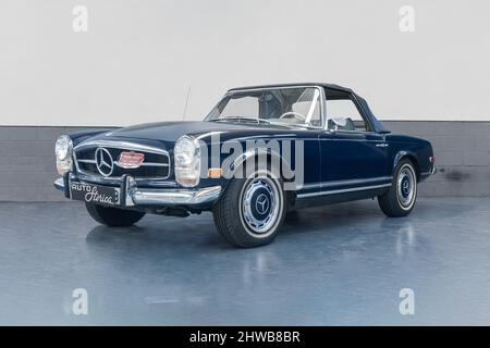 BARCELONA, SPANIEN-20. NOVEMBER 2021: 1963 Mercedes-Benz 230 SL Roadster (W 113), 'Pagode' Stockfoto