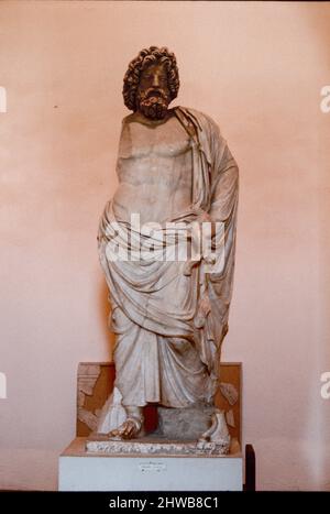 Archivscan der archäologischen Stätte in Karthago. Ruinen der Hauptstadt der alten karthagischen Zivilisation, heute Tunesien. Aesculapius Skulptur, Bardo Nationalmuseum. April 1976. Stockfoto