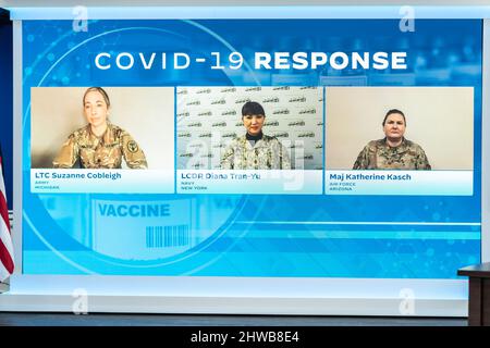 Washington, DC, USA. 13. Januar 2022. Mitglieder des Militärs nehmen an einer virtuellen Q&A über militärische Einsätze zur Unterstützung von Krankenhäusern für die COVID-19-Reaktion am Donnerstag, den 13. Januar 2022, im South Court Auditorium im Eisenhower Executive Office Building im Weißen Haus Teil. Credit: White House/ZUMA Press Wire Service/ZUMAPRESS.com/Alamy Live News Stockfoto