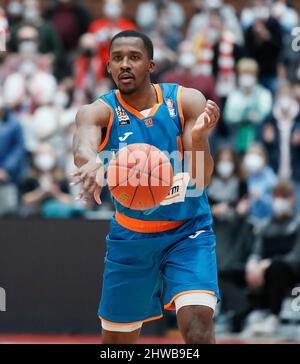 Würzburg, Deutschland. 04. Mär, 2022. firo : 04.03.2022, Basketball, BBL, easyCredit BBL, s.Oliver WvÂºrzburg - Ratiopharm Ulm 76:88 Semaj Christon (ratiopharm ulm) mit dem Pass gelten unsere AGB, eingesehen werden können unter www.firosportphoto.de, Copyright by firo sportphoto: Coesfelder Str. 207 D-48249 DvÂºlmen www.firosportphoto.de mail@firosportphoto.de Kontodetails: (V olksbank B ochum - W itten ) IBAN : DE68430601290341117100 BIC : GENODEM1BOC Tel:Â¬Â† 49-2594-9916004 Fax:Â ¬Â† 49-2594-9916005 Credit: dpa/Alamy Live News Stockfoto