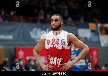 Würzburg, Deutschland. 04. Mär, 2022. firo : 04.03.2022, Basketball, BBL, easyCredit BBL, s.Oliver WvÂºrzburg - Ratiopharm Ulm 76:88 Cameron Hunt (s.Oliver Würzburg) Es gelten unsere AGB, eingesehen werden können bei www.firosportphoto.de, Copyright by firo sportphoto: Coesfelder Str. 207 D-48249 Dvºlmen www.firosportphoto.de mail@firosportphoto.de Kontodetails: (V olksbank B ochum - W itten ) IBAN : DE68430601290341117100 BIC : GENODEM1BOC Tel:Â¬Â† 49-2594-9916004 Fax:Â¬ Â† 49-2594-9916005 Credit: dpa/Alamy Live News Stockfoto