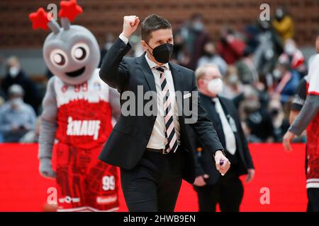 Würzburg, Deutschland. 04.. März 2022. firo: 04.03.2022, Basketball, BBL, easyCredit BBL, s.Oliver Wvºrzburg - Ratiopharm Ulm 76:88 Jubel nach dem Sieg bei Trainer, Cheftrainer Jaka Lakovic (ratiopharm ulm) Es gelten unsere AGB, einsehbar unter www.firosportphoto.de, Copyright by firo sportphoto: Coesfelder Str. 207 D-48249 Dvºlmen www.firosportphoto.de mail@firosportphoto.de Kontodetails: (V olksbank B ochum - W itten ) IBAN: DE68430601290341117100 BIC: GENODEM1BOC Tel:¬ 49- 2594-9916004 Fax:¬ 49-2594-9916005 Credit: dpa/Alamy Live News Stockfoto