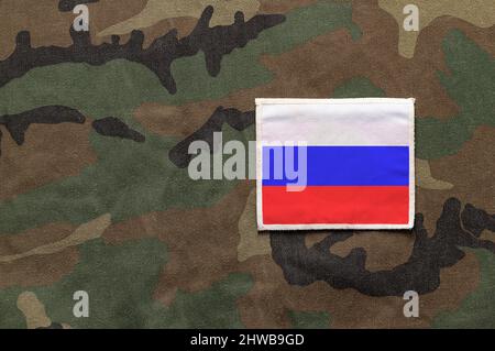 Ausgeschnittene Nahaufnahme der russischen Flagge auf einer Soldatenuniform mit Kopieplatz. Stockfoto