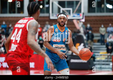 Würzburg, Deutschland. 04. Mär, 2022. firo : 04.03.2022, Basketball, BBL, easyCredit BBL, s.Oliver Wvºrzburg - Ratiopharm Ulm 76:88 Jaron Blossomgame (ratiopharm ulm) Es gelten unsere AGB, eingesehen werden können bei www.firosportphoto.de, Copyright by firo sportphoto: Coesfelder Str. 207 D-48249 Dvºlmen www.firosportphoto.de mail@firosportphoto.de Kontodetails: (V olksbank B ochum - W itten ) IBAN : DE68430601290341117100 BIC : GENODEM1BOC Tel:¬ 49-2594-9916004 Fax:¬ 49-2594-9916005 Credit: dpa/Alamy Live News Stockfoto